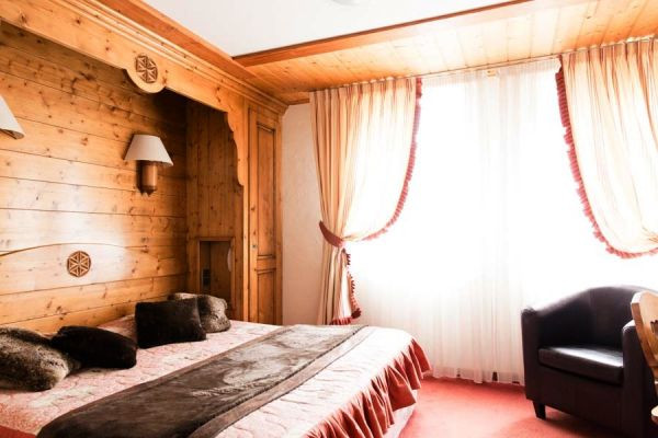 Chambre avec un grand lit