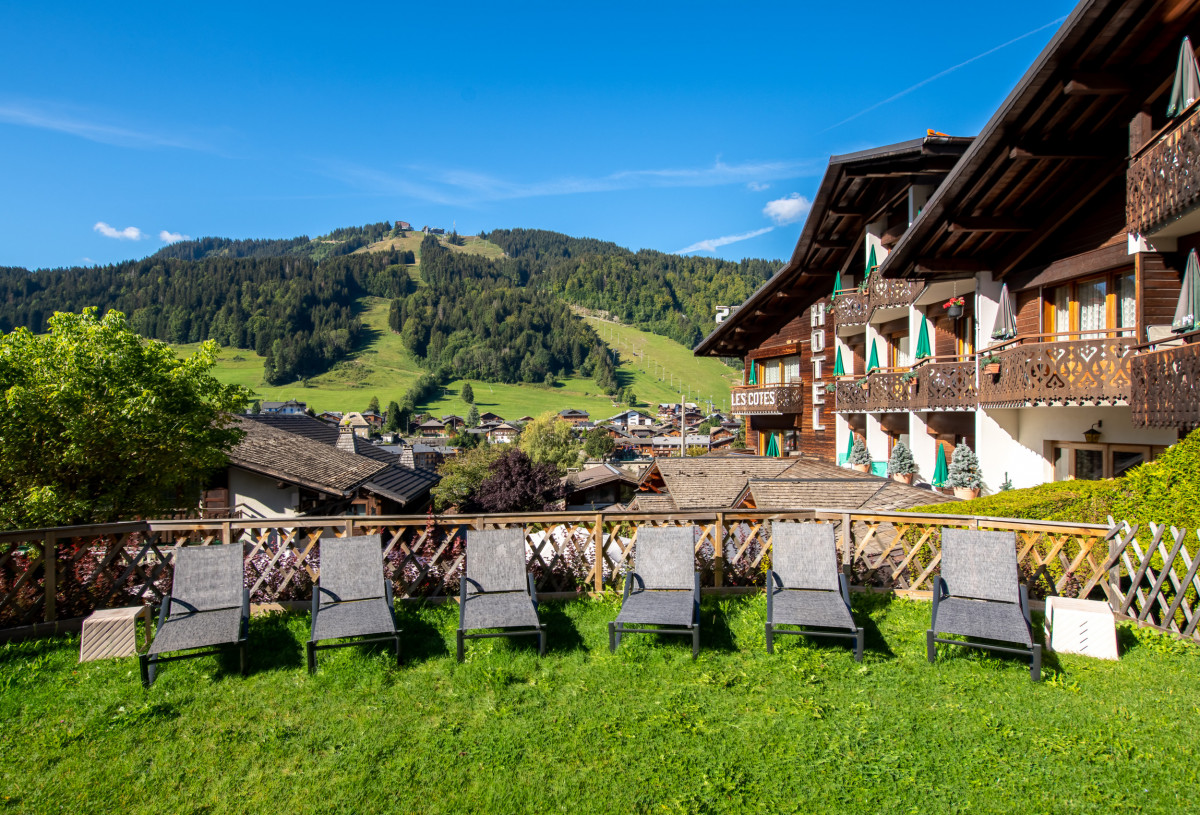 Transat Piscine - © Hôtel Les Côtes Morzine Transat Piscine