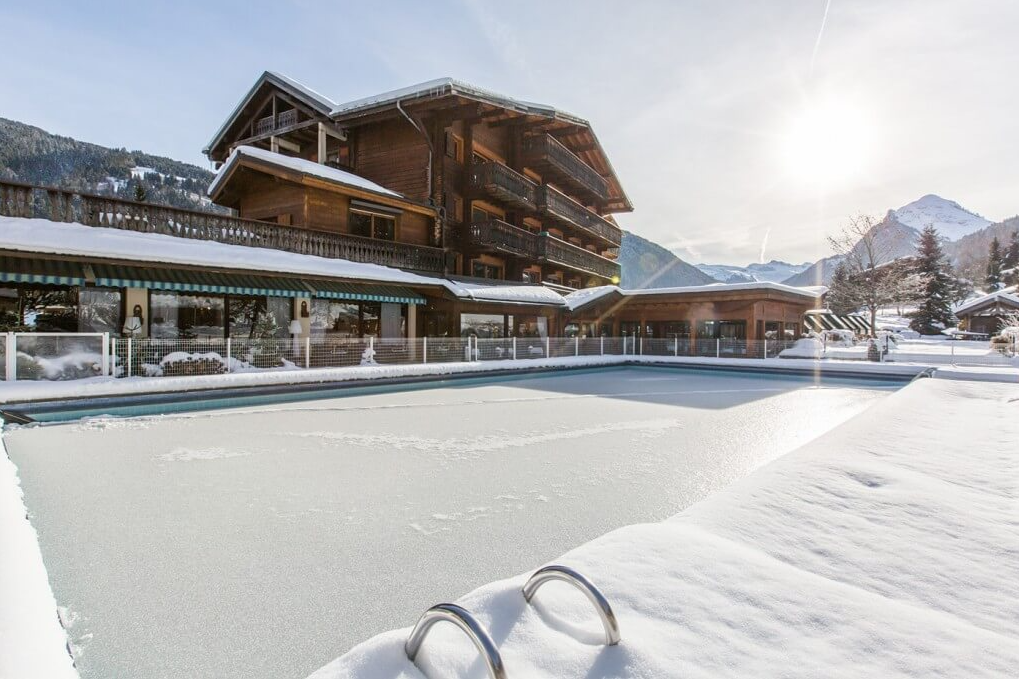 Piscine extérieure sous la neige en hiver