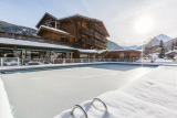 Piscine extérieure sous la neige en hiver