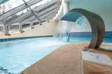 Piscine intérieure / jet