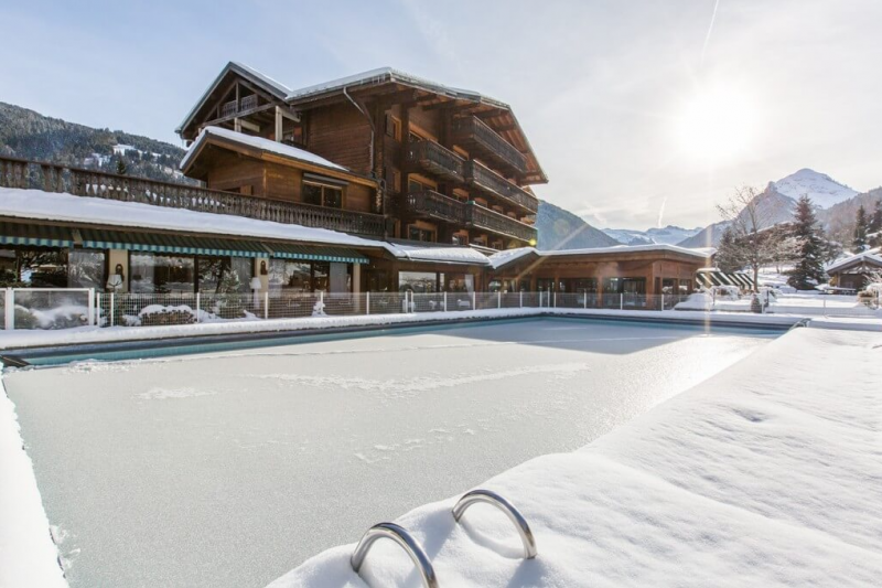 Piscine extérieure sous la neige en hiver