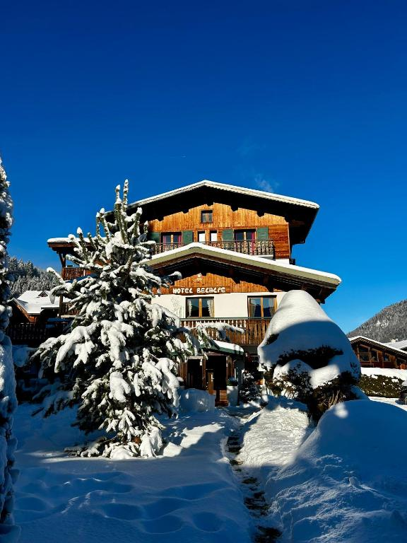 Vue d'ensemble de l'hôtel en hiver