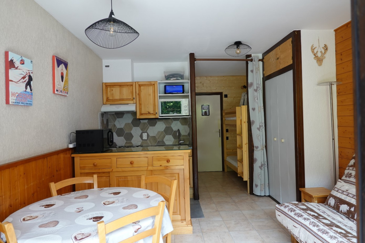 _lv_images__lot_0020392224_03_6957716