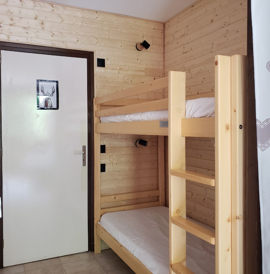 _lv_images__lot_0020392224_04_6786767