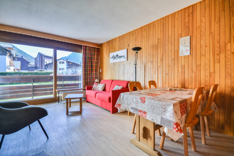 _lv_images__lot_0000050026_01_6896717